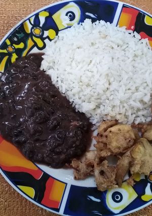 Una foto de Tirillas de pollo con  champiñones cubiertas con  malanga