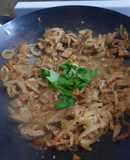 Hígado con cebolla y albahaca al wok
