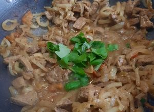 Una foto de Hígado con cebolla y albahaca al wok