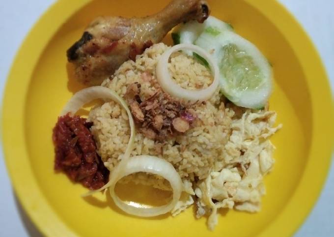 Nasi kebuli ayam goreng