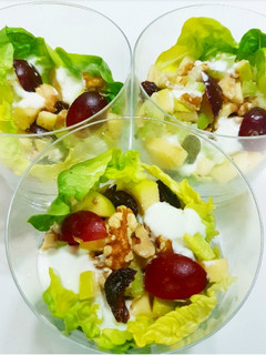 Una foto de Ensalada fresca con frutos secos