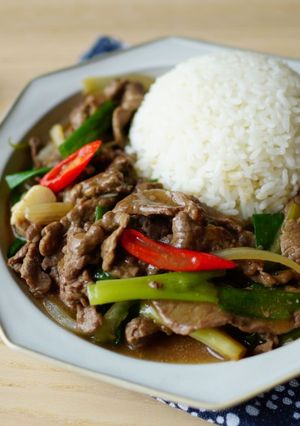 份量十足又好吃的蔥爆牛肉燴飯!(影片食譜) 的食譜成品照片