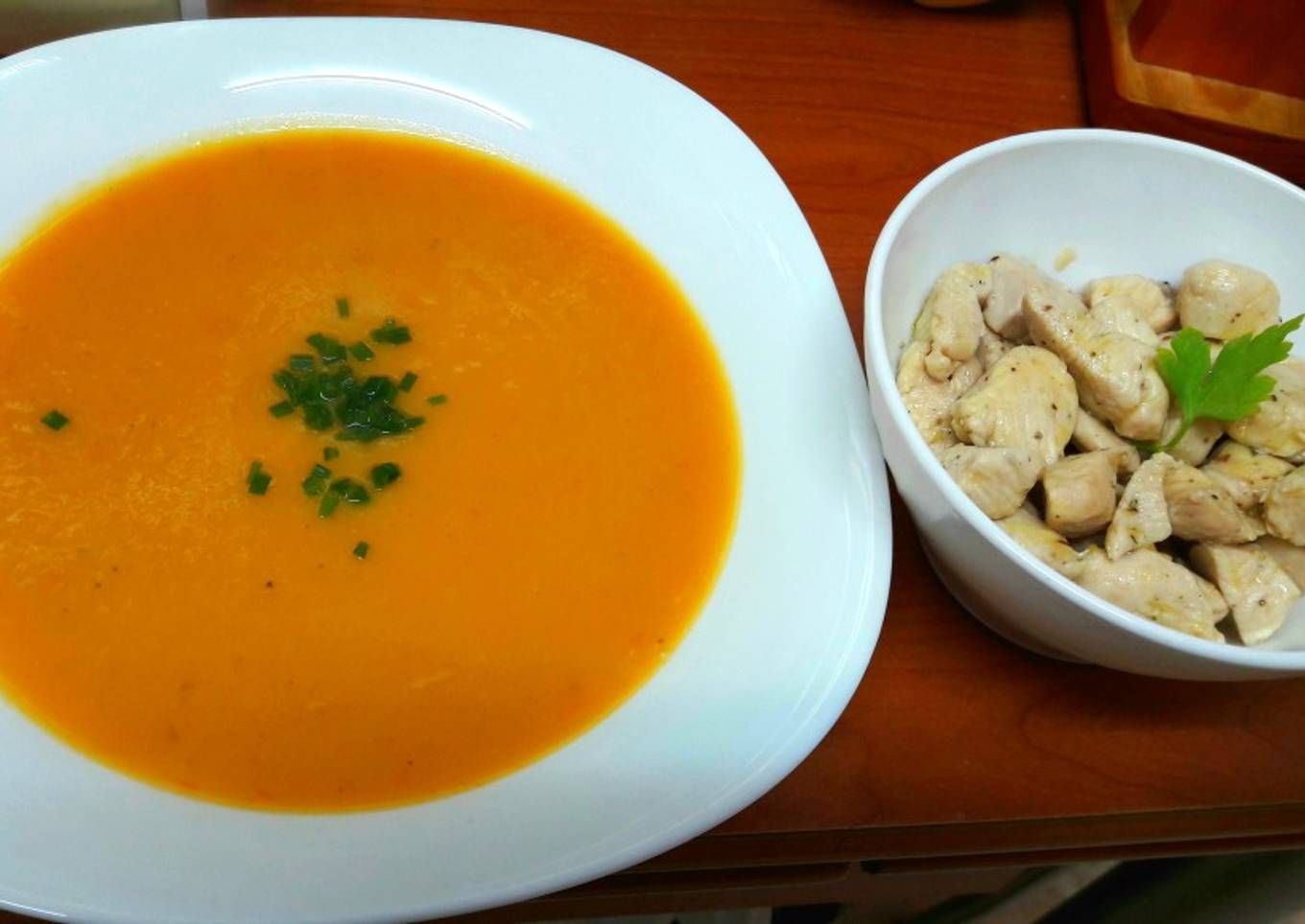 Crema de verduras y pollo a la plancha