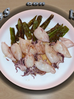 Una foto de Calamares con pimientos verdes
