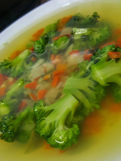 Una foto de Sopa juliana con brócoli