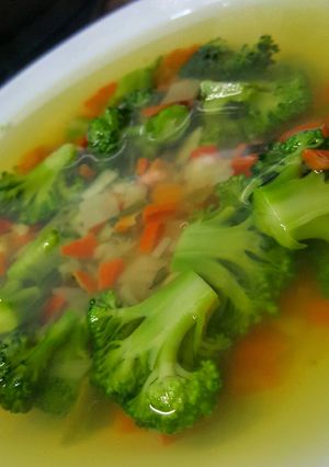 Una foto de Sopa juliana con brócoli