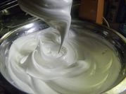Una foto de merengue en microondas