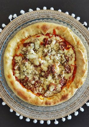 Une photo de Pizza croûte à la mozzarella 🍕