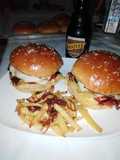 Hamburgeri de pui cu ceapă caramelizată