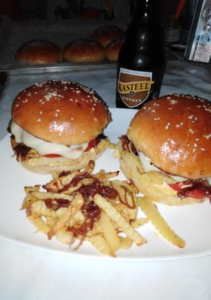 O poză a rețetei Hamburgeri de pui cu ceapă caramelizată.