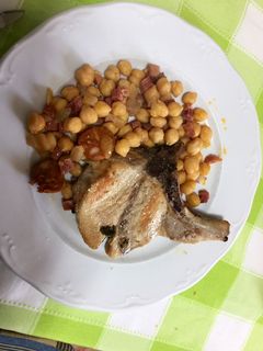 Una foto de Costilletas de cerdo con guarnición de garbanzos y jamón