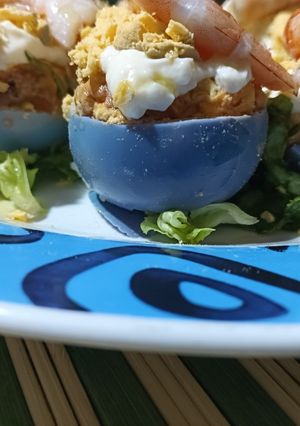 Una foto de Huevos morados cocidos rellenos