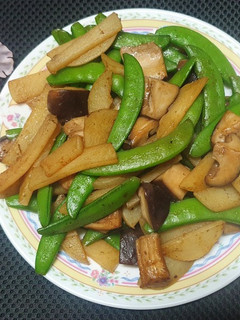 「馬鈴薯炒鮮蔬」一盤滿足一餐 的食譜成品照片