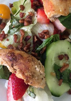 Una foto de Fajitas de pollo con ensalada 🥗 #mirecetarioMx