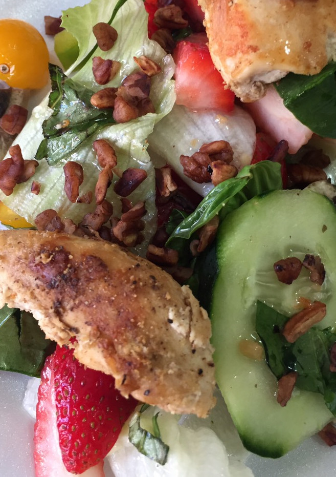 Una foto de Fajitas de pollo con ensalada 🥗 #mirecetarioMx