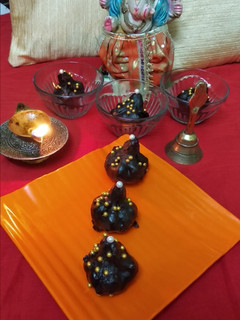 स्टफ्ड आटा चॉकलेट मोदक (stuffed atta chocolate modak reicpe in Hindi) रेसिपी मुख्य फोटो