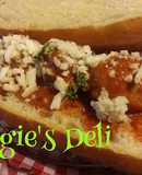 Bocadillo de albondigas en salsa boloñesa