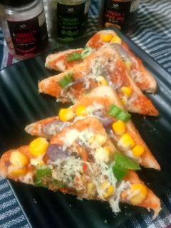 ब्रेड तवा पिज़्ज़ा (Bread Pizza Recipe In Hindi) रेसिपी मुख्य फोटो