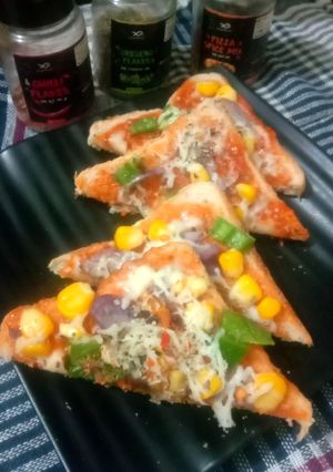 ब्रेड तवा पिज़्ज़ा (Bread Pizza Recipe In Hindi) रेसिपी मुख्य फोटो