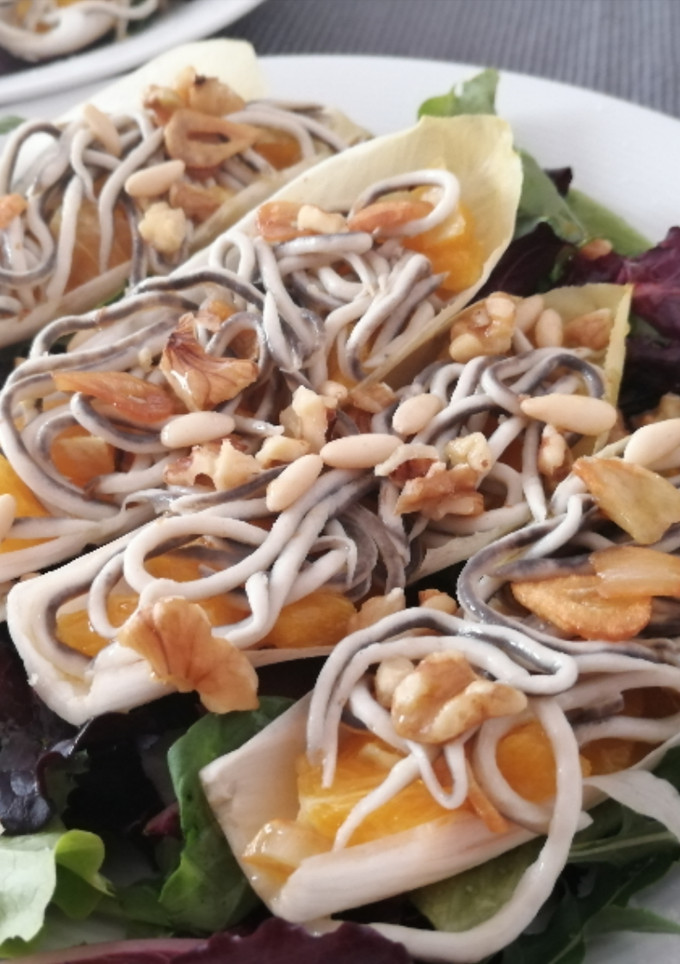 Una foto de Barquetas de endivias con naranja y gulas
