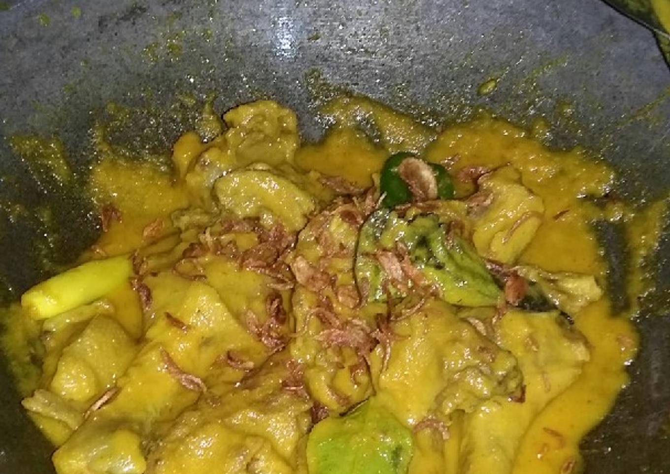 Bebek pedas bumbu kuning