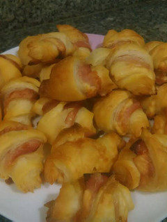 Una foto de Croissant salados de jamón y quesos