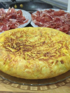 Una foto de Tortilla de patatas con cebolla y calabacín