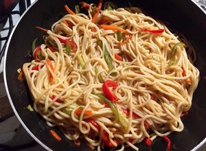 Una foto de Yakisoba económico