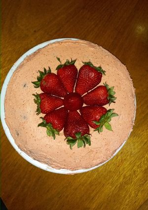 Una foto de Postre de buttercream de frutilla con bizcochuelo de chocolate