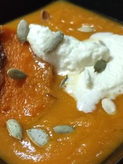 Gyömbéres sütőtökkrémleves gorgonzola habbal recept fotója