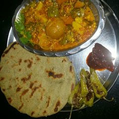 A picture of Kathiawadi lunch.