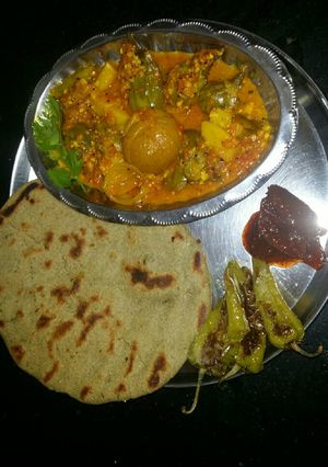 A picture of Kathiawadi lunch.
