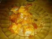 Una foto de ravioli con crema y jamon