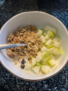 Una foto de Desayuno: Granola con yoghurt y frutas🤩