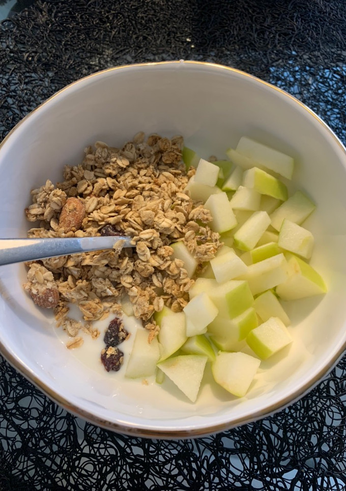 Una foto de Desayuno: Granola con yoghurt y frutas🤩