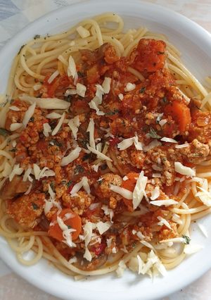O poză a rețetei Bologhneze cu spaghete și ciuperci.