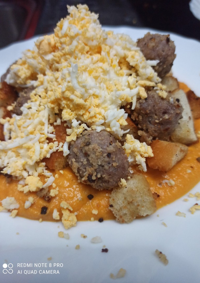 Una foto de Crema de zanahoria con bolitas de carne