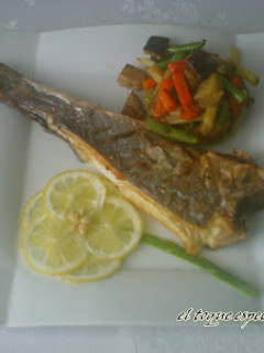 Una foto de Lubina al horno con verduras salteadas