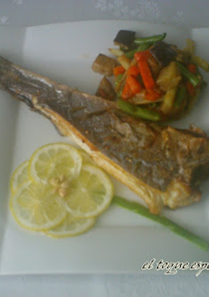 Una foto de Lubina al horno con verduras salteadas