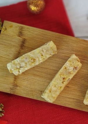 Una foto de Turrón helado de almendras