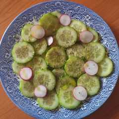Foto principal de Aliño de pepino holandés con rabanitos al orégano 🌱