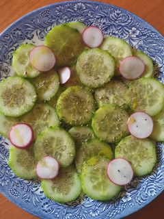 Una foto de Aliño de pepino holandés con rabanitos al orégano 🌱