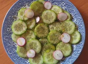 Foto principal de Aliño de pepino holandés con rabanitos al orégano 🌱