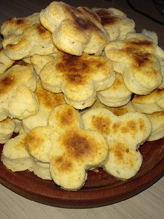 Una foto de Scones de queso y sésamo