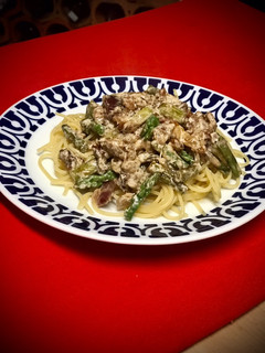 Una foto de Spaghetti con trigueros y salsa de nueces