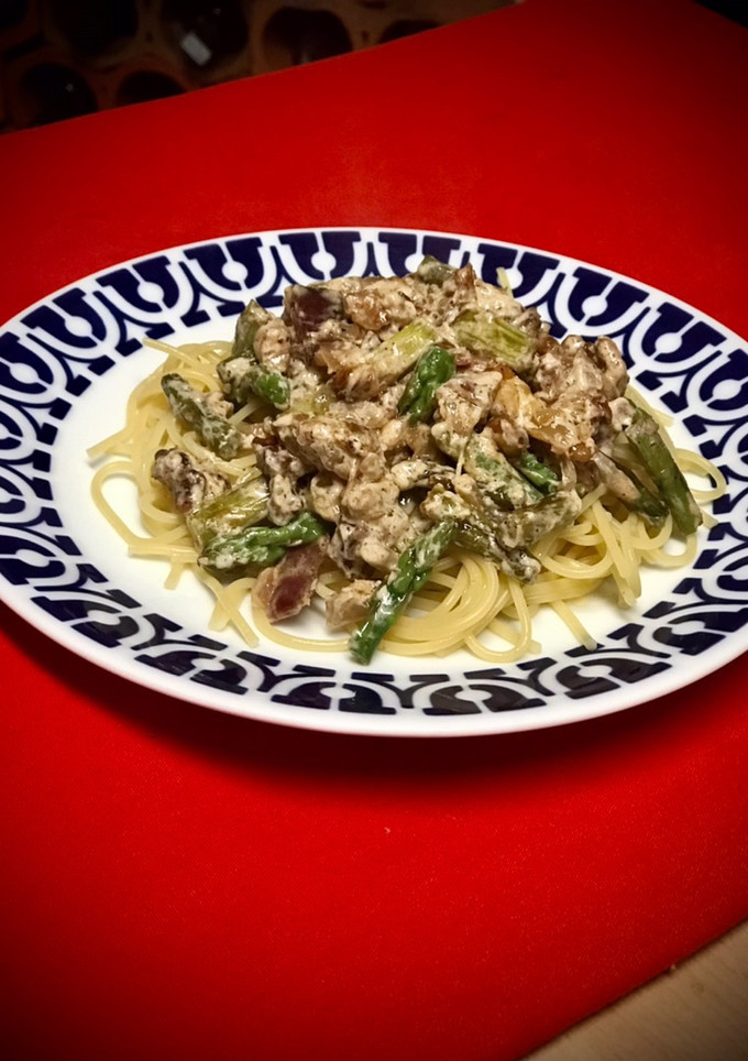 Una foto de Spaghetti con trigueros y salsa de nueces