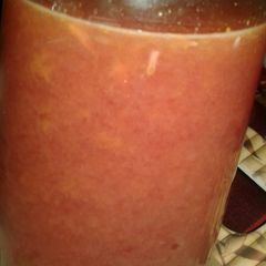 A picture of Poemogranate and orange juice.