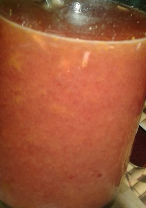 A picture of Poemogranate and orange juice.