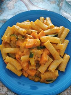 Una foto de Pasta con curry vegetal