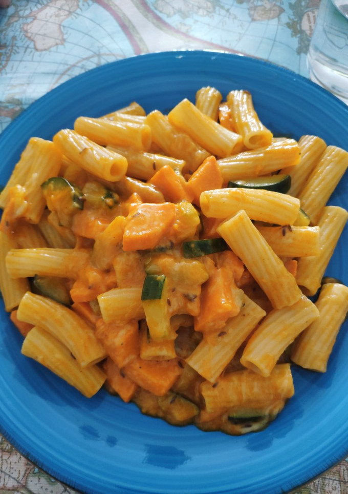 Una foto de Pasta con curry vegetal